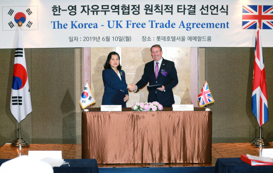 유명희 통상교섭본부장(왼쪽)과 리엄 폭스 영국 국제통상장관이 10일 오전 서울 중구 롯데호텔에서 한·영 FTA 협상의 원칙적 타결을 공식 선언한 뒤 악수하고 있다. <산업통상자원부 제공>